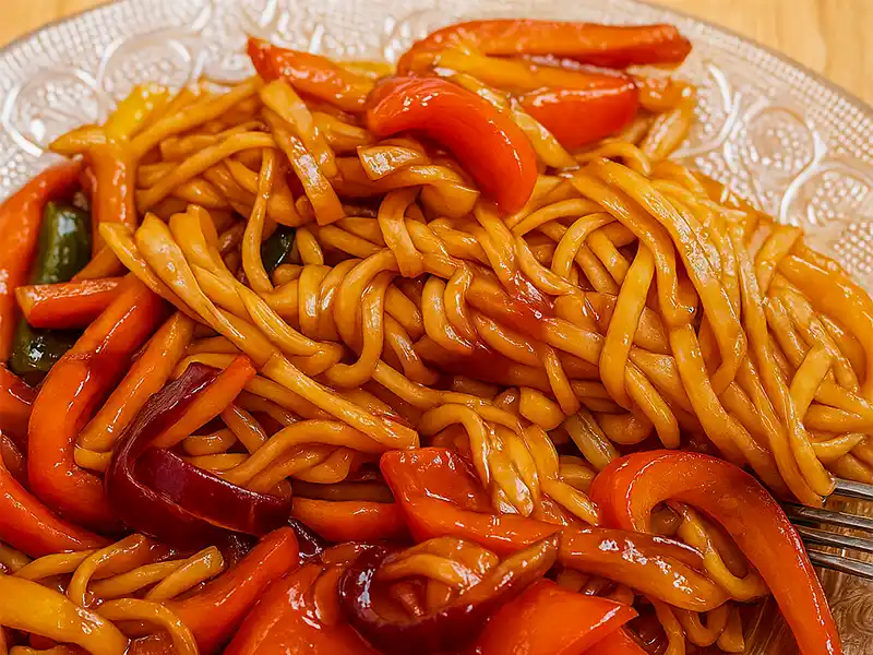 מוקפץ ירקות עם נודלס