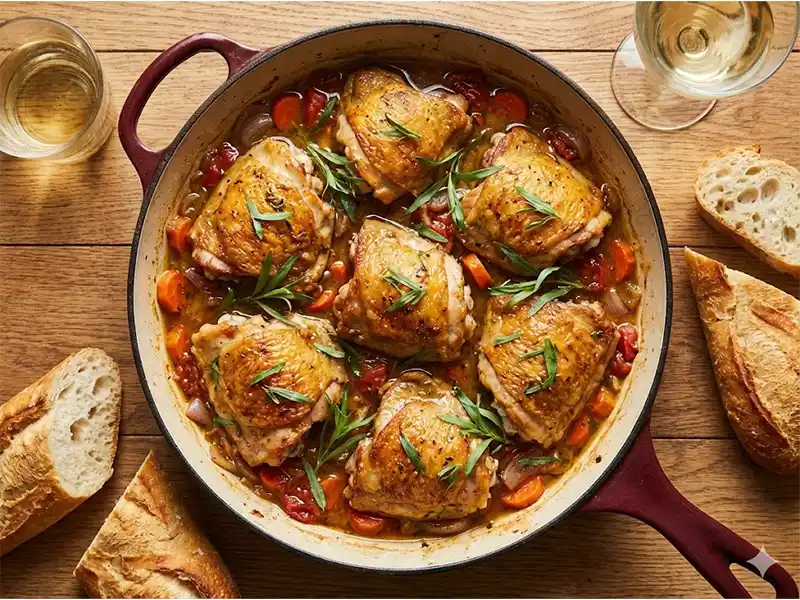 עוף ברוטב טרגון ויין לבן – קלאסיקה צרפתית בסיר אחד