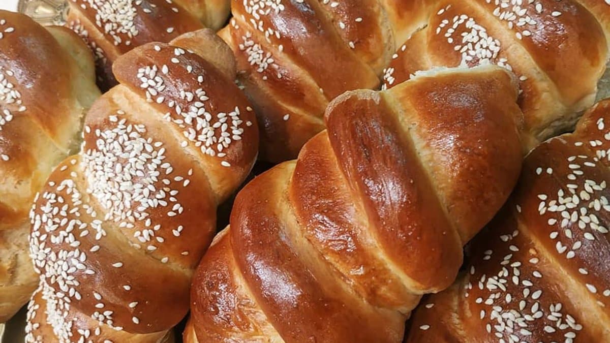 תמונה של לחמניות מתוקות רכות ותפוחות עם עיצוב מרהיב – הסוד לבצק מושלם - 2026-08-24
