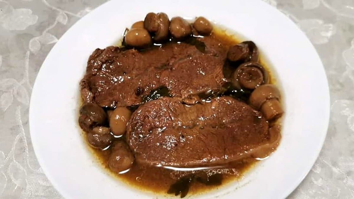 תמונה של צלי כתף מספר 5 ברוטב פטריות, יין לבן ורכז רימונים – רך ונימוח עד העצם - 2026-08-25