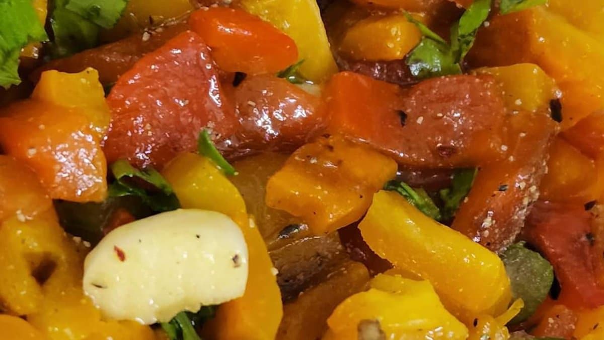 תמונה של סלט פלפלים צלויים מושלם לשבת – פשוט, חריף וממכר - 2026-08-28