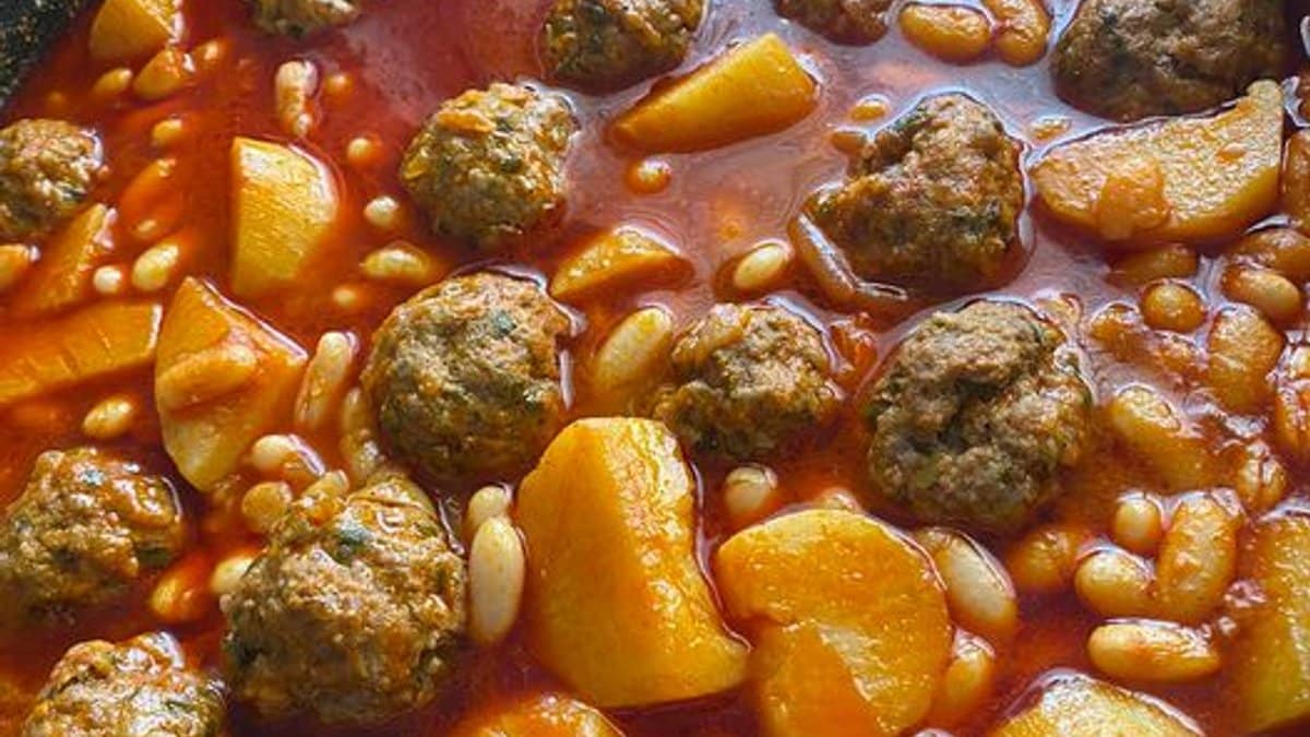 תמונה של סיר קציצות עסיסיות עם שעועית לבנה ותפוחי אדמה – מנה שתמלא את הבית בריח של הבית - 2026-08-31