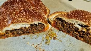 תמונה של חלה ממולאת בשר טחון – מתכון קל, מרשים ומלא טעם - 2026-09-03