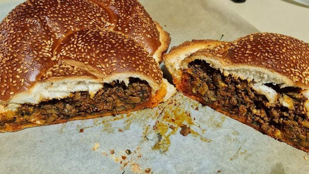 תמונה של חלה ממולאת בשר טחון – מתכון קל, מרשים ומלא טעם - 2026-09-03