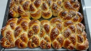 תמונה של לחמניות חלה מתוקות ורכות כמו ענן: המתכון המושלם שימלא את הבית בריח של שישי - 2026-09-07