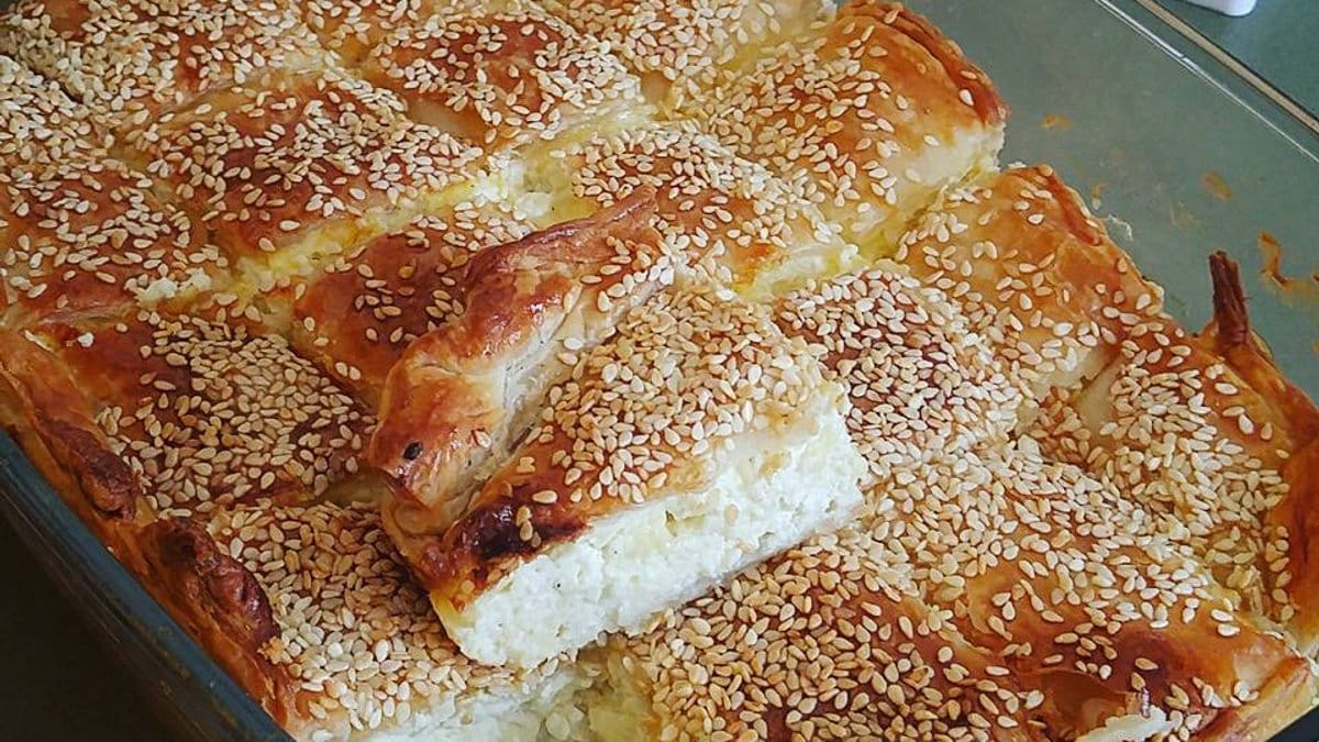 תמונה של מאפה בורקס גבינה משפחתי פריך ומשגע – המנה החגיגית והקלה שתסגור לכם את הפינה בקלילות - 2026-09-16